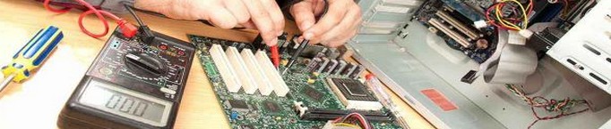Technicien réparant un pc portable - Informatique38 - Grenoble